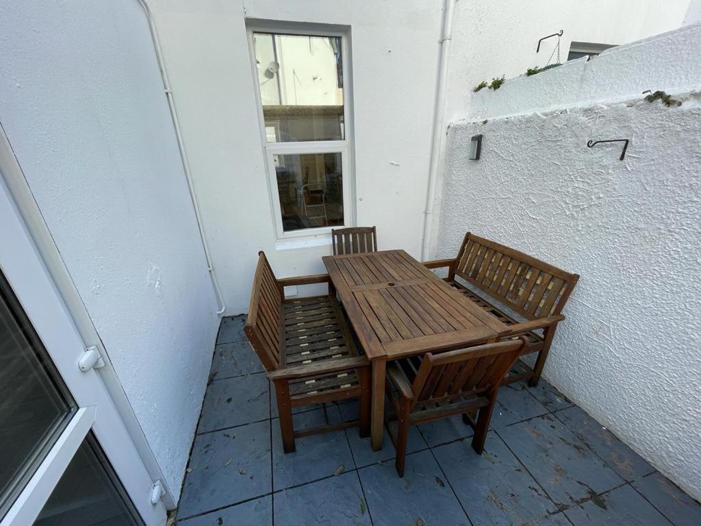 Tor House with patio, free parking 6pm to 8am only - Housity