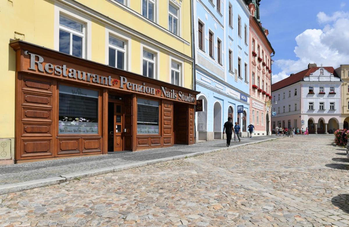 Apartmány Na Náměstí 85 - Housity
