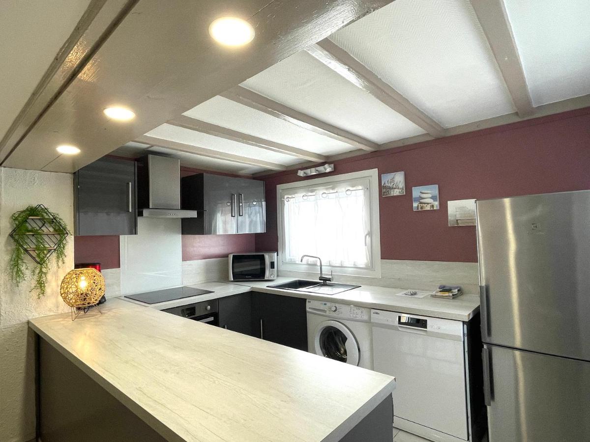 Cuisine ou kitchenette dans l'établissement La Maison Blanche