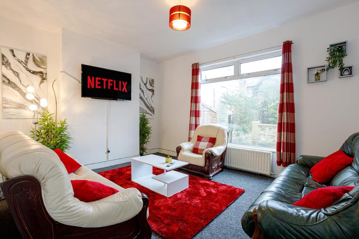 Staywhenever HS- 4 Bedroom House, King Size Beds, Sleeps 9 - Housity