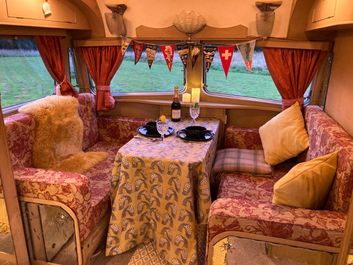 Classic 1969 Caravan, Pickering Meadow, few mins from High St, Steam Station - Housity