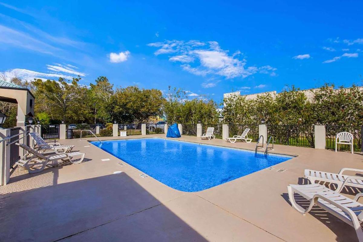 Days Inn by Wyndham Foley - North Gulf Shores - Housity