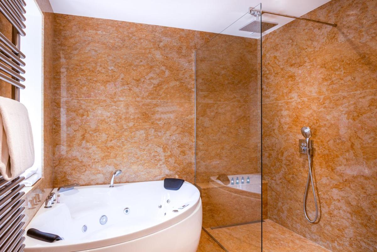 Salle de bains dans l'établissement L'Hôtel