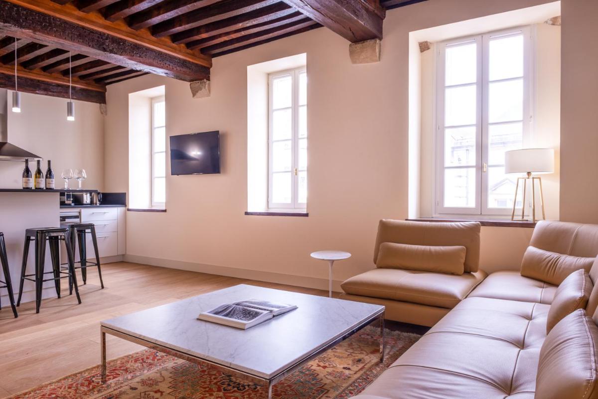 Télévision ou salle de divertissement dans l'établissement L'Hôtel