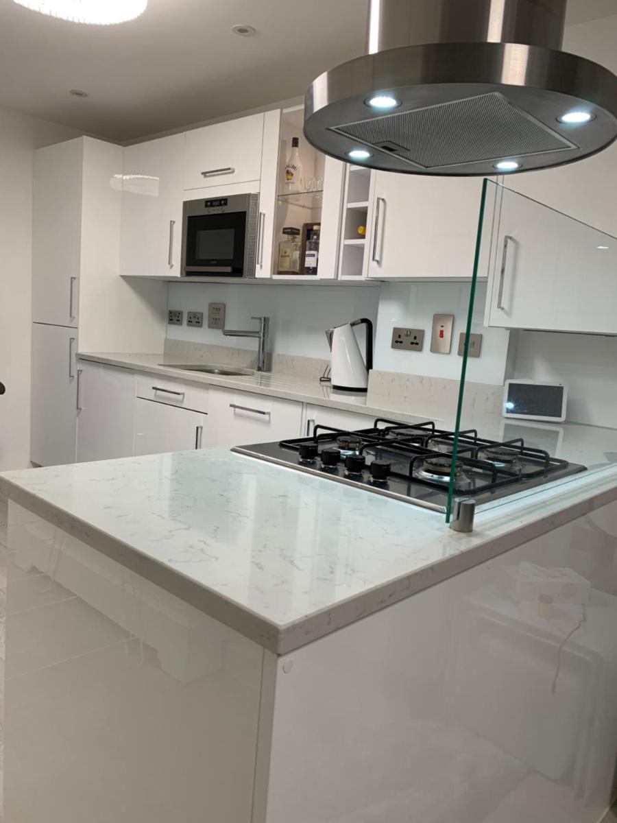 A BYK luxury modern home that sleeps 2 - 8 people - Housity