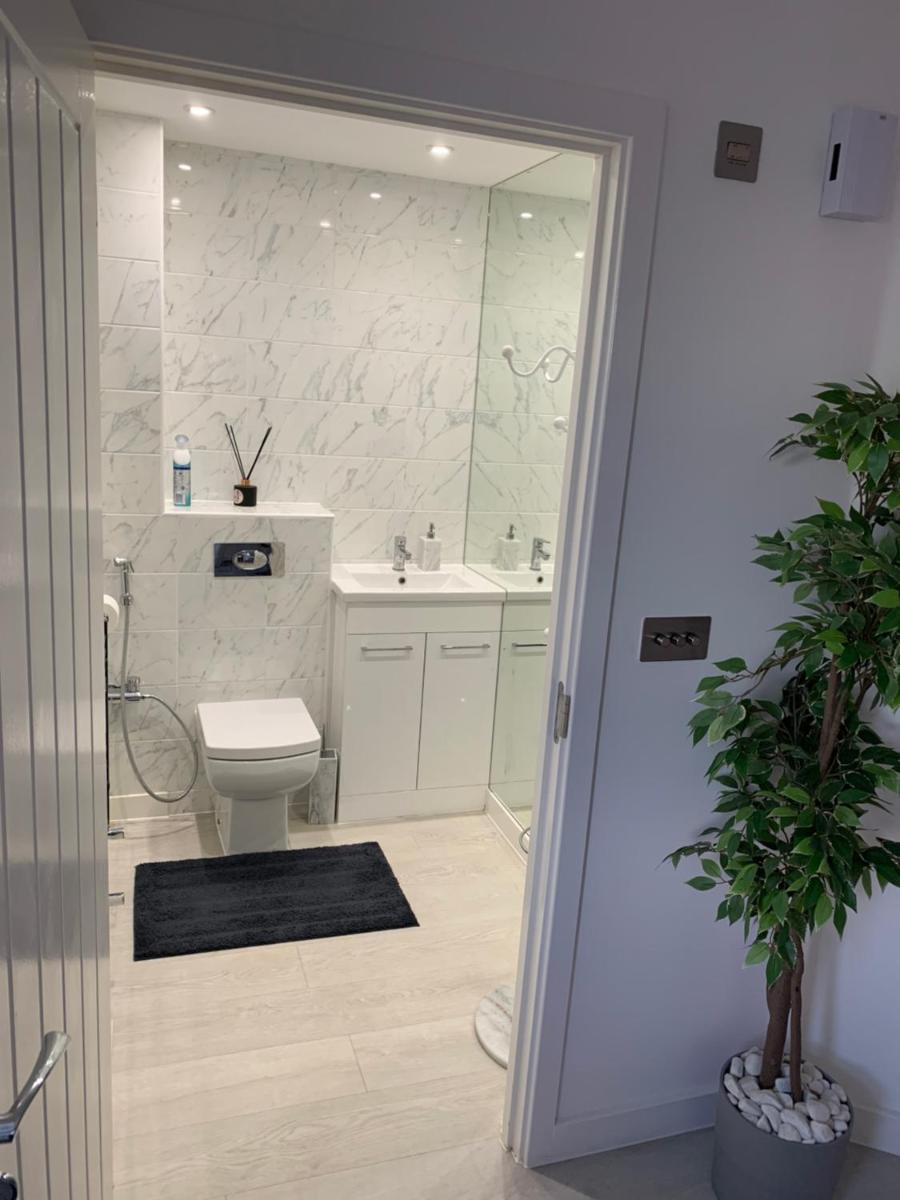 A BYK luxury modern home that sleeps 2 - 8 people - Housity