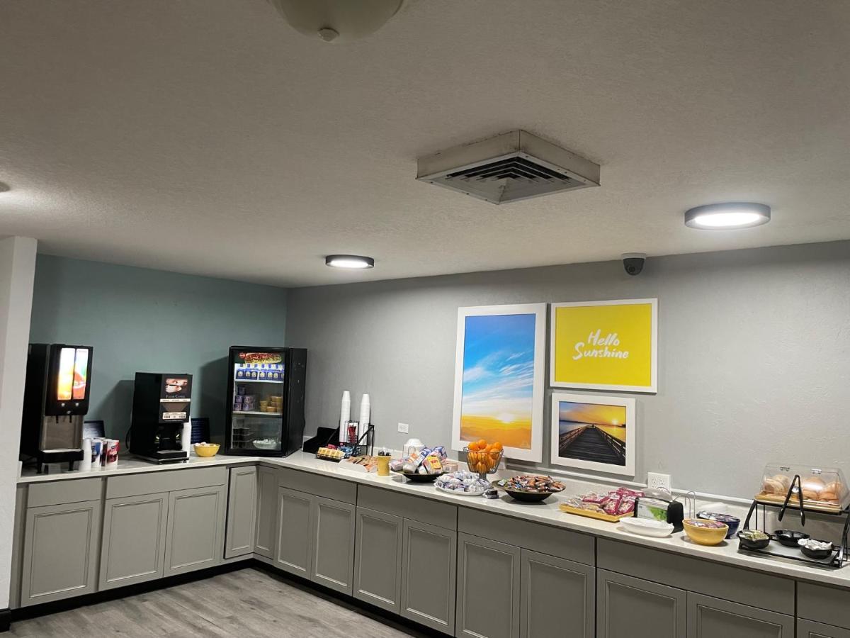 Days Inn by Wyndham Port Charlotte Town Center - Housity