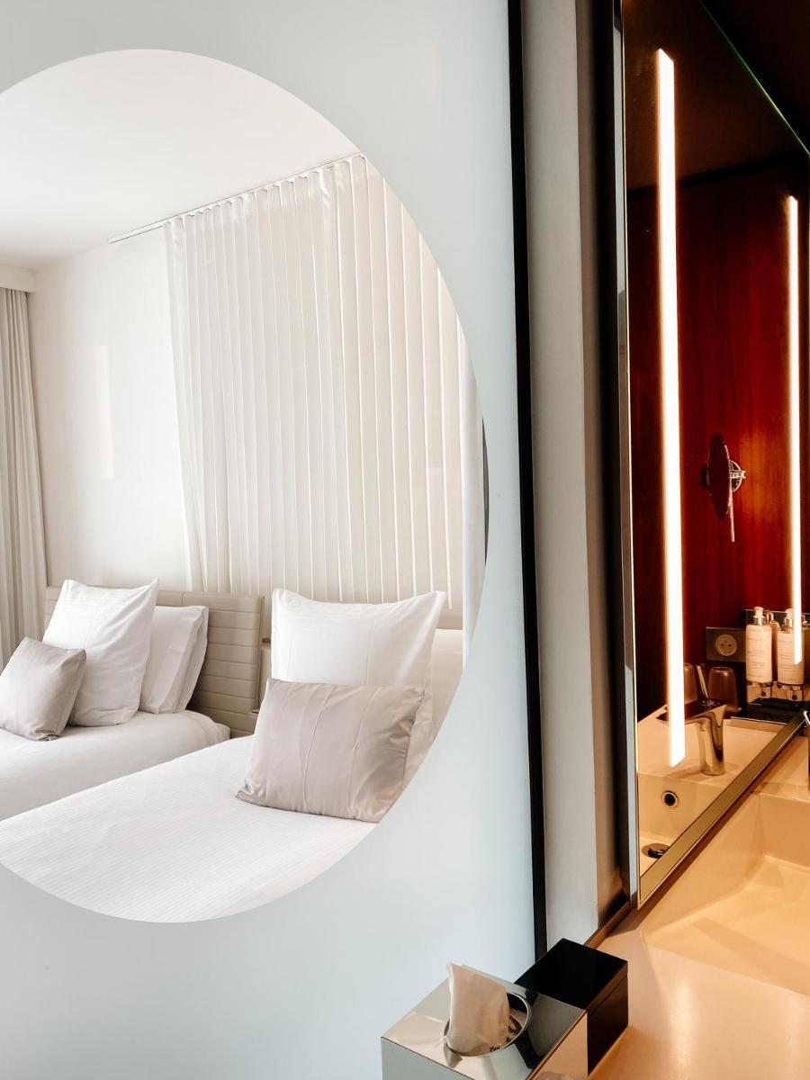 Un ou plusieurs lits dans un hébergement de l'établissement Molitor Hotel & Spa Paris - MGallery Collection