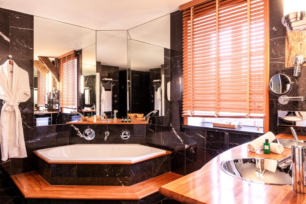 Salle de bains dans l'établissement L'Hôtel
