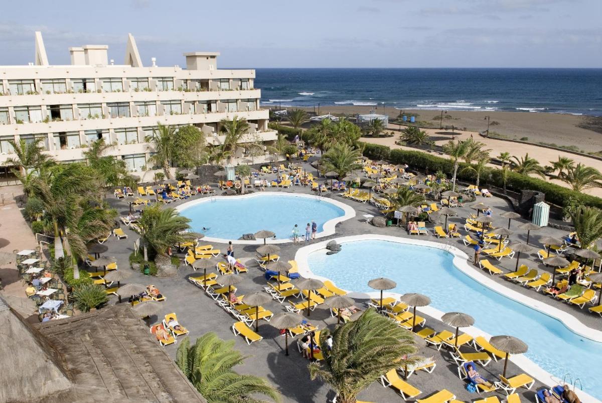 Una vista aérea de un complejo turístico con piscina y playa. en Hotel Beatriz Playa & Spa, en Puerto del Carmen