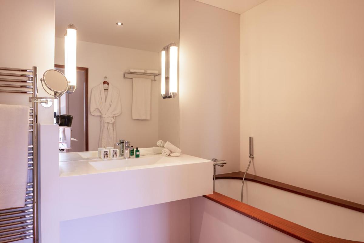 Salle de bains dans l'établissement L'Hôtel