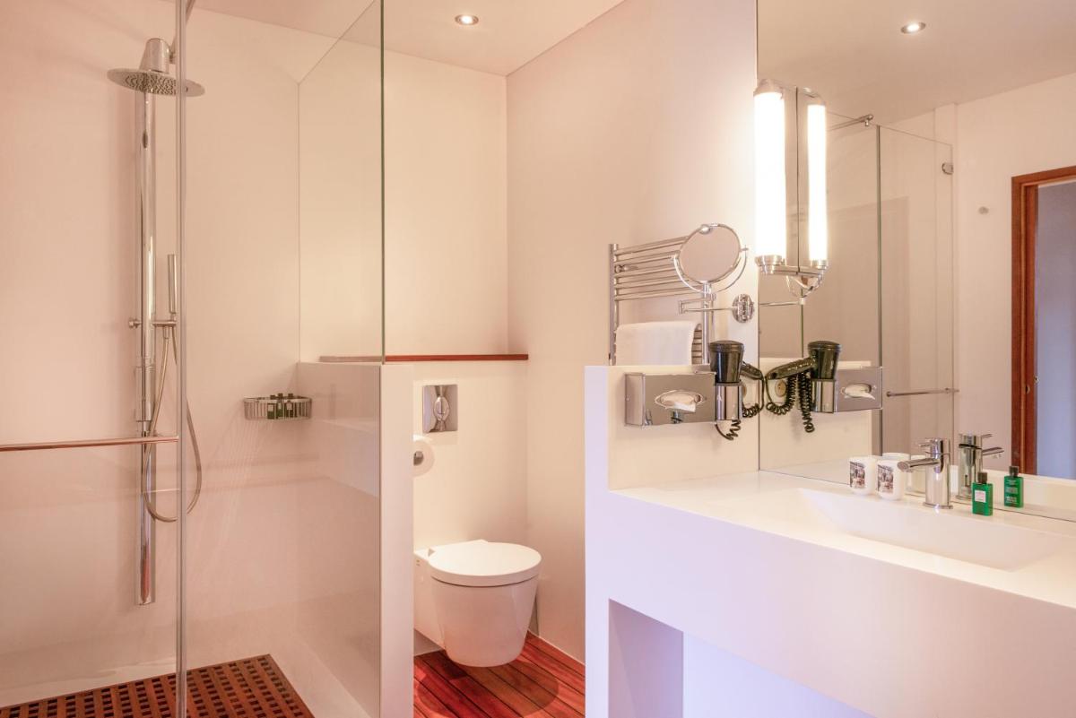 Salle de bains dans l'établissement L'Hôtel