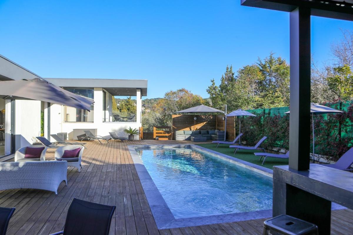 VILLA CALIFORNIENNE CONTEMPORAINE PISCINE CHAUFFÉE 4 CHAMBRES - Housity