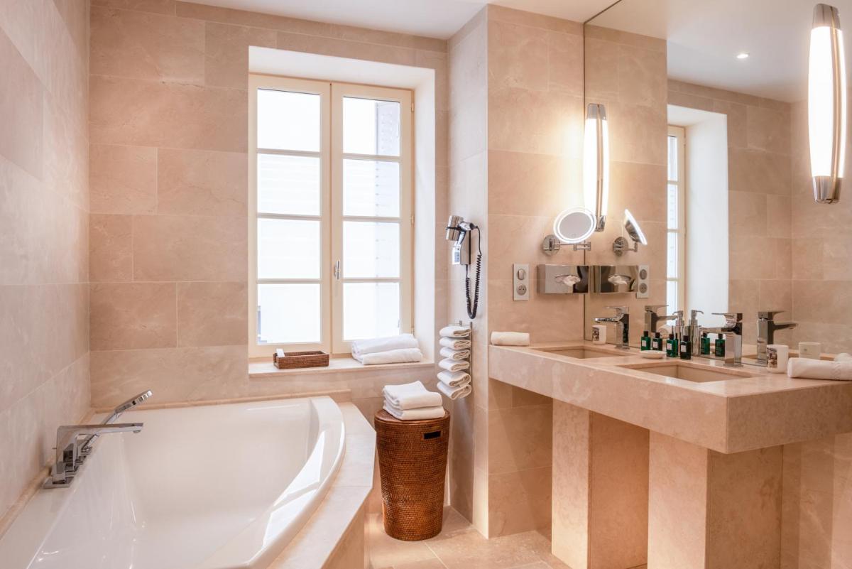 Salle de bains dans l'établissement L'Hôtel