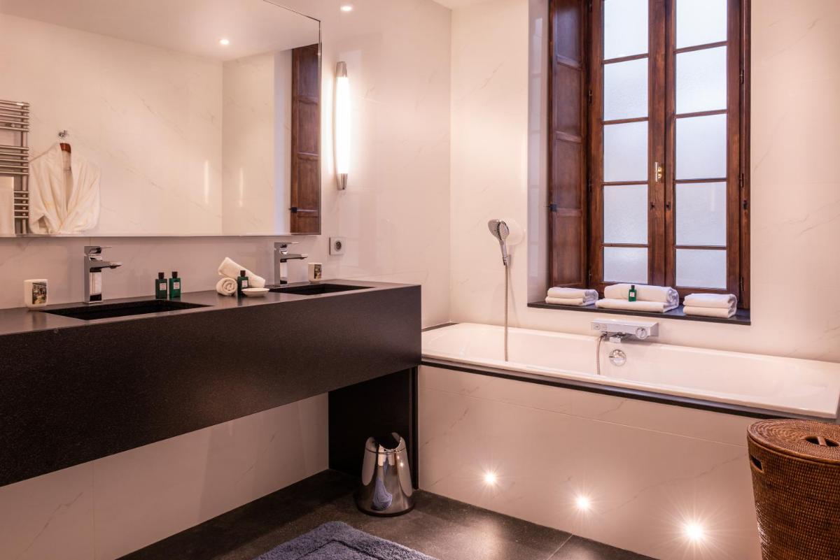 Salle de bains dans l'établissement L'Hôtel