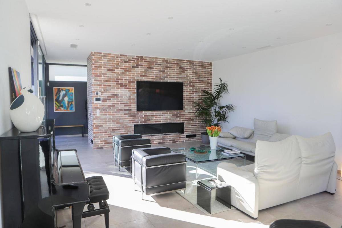 VILLA CALIFORNIENNE CONTEMPORAINE PISCINE CHAUFFÉE 4 CHAMBRES - Housity