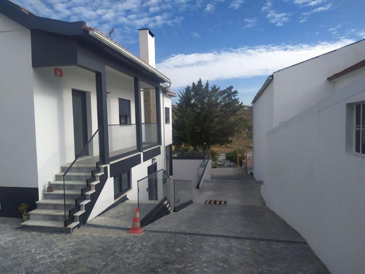 Hall 92 Quartos com WC em moradia com piscina A-das-Lebres Loures - Housity