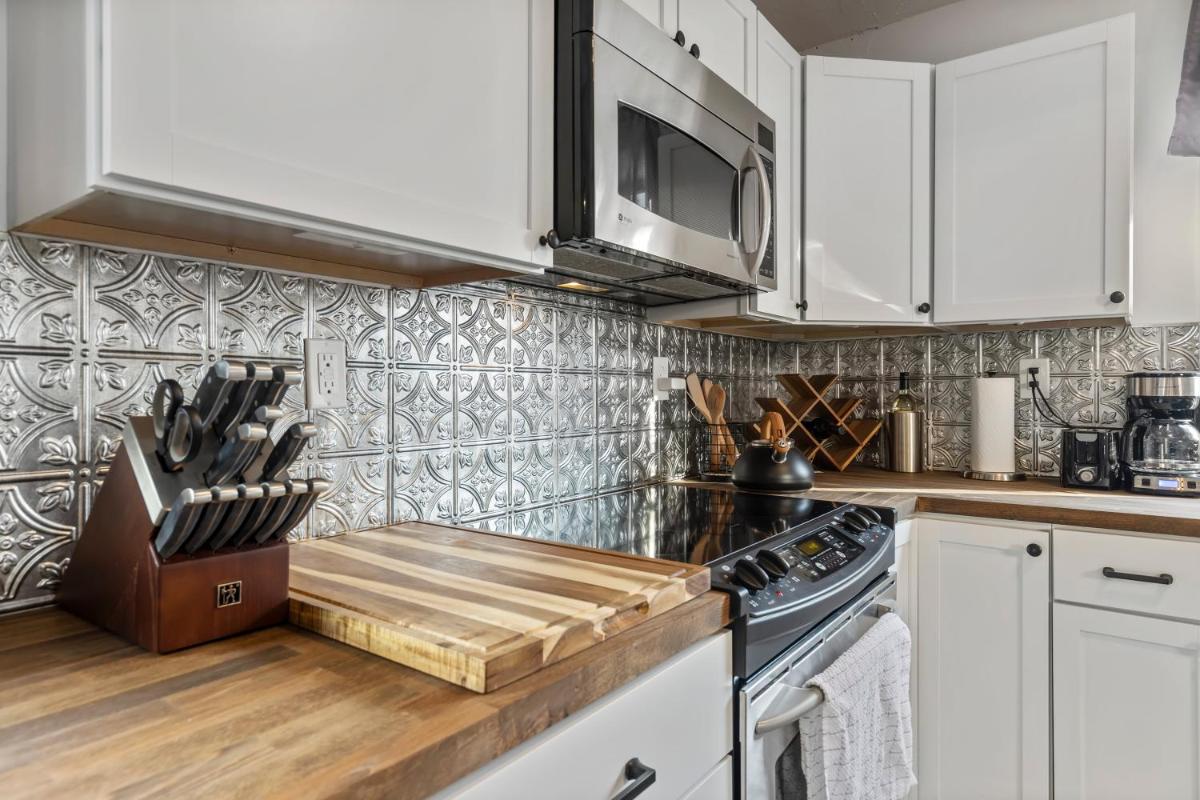 SUPERB 3 Bedroom Home with Game Room!!! Close to Downtown - Sleeps 6 - Housity