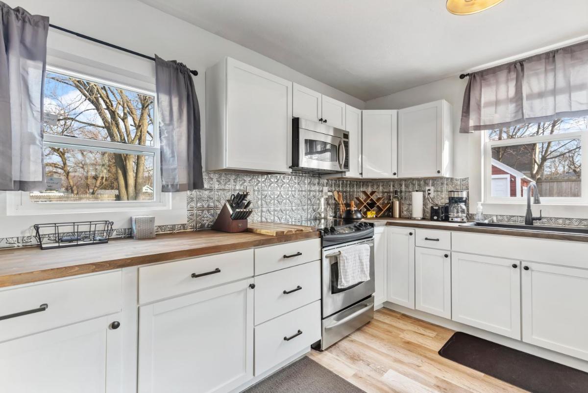 SUPERB 3 Bedroom Home with Game Room!!! Close to Downtown - Sleeps 6 - Housity