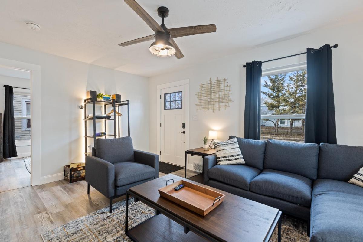 SUPERB 3 Bedroom Home with Game Room!!! Close to Downtown - Sleeps 6 - Housity