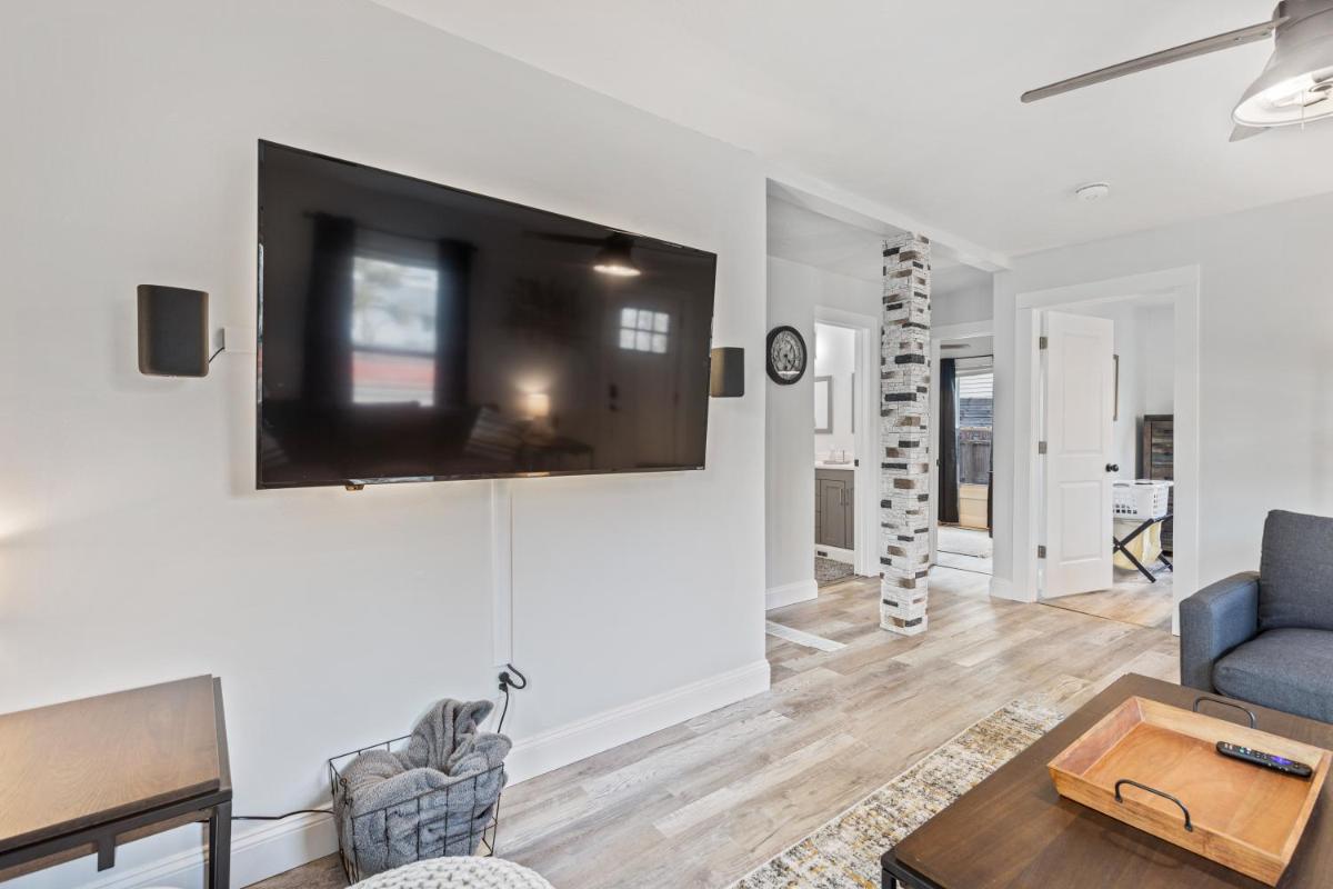SUPERB 3 Bedroom Home with Game Room!!! Close to Downtown - Sleeps 6 - Housity