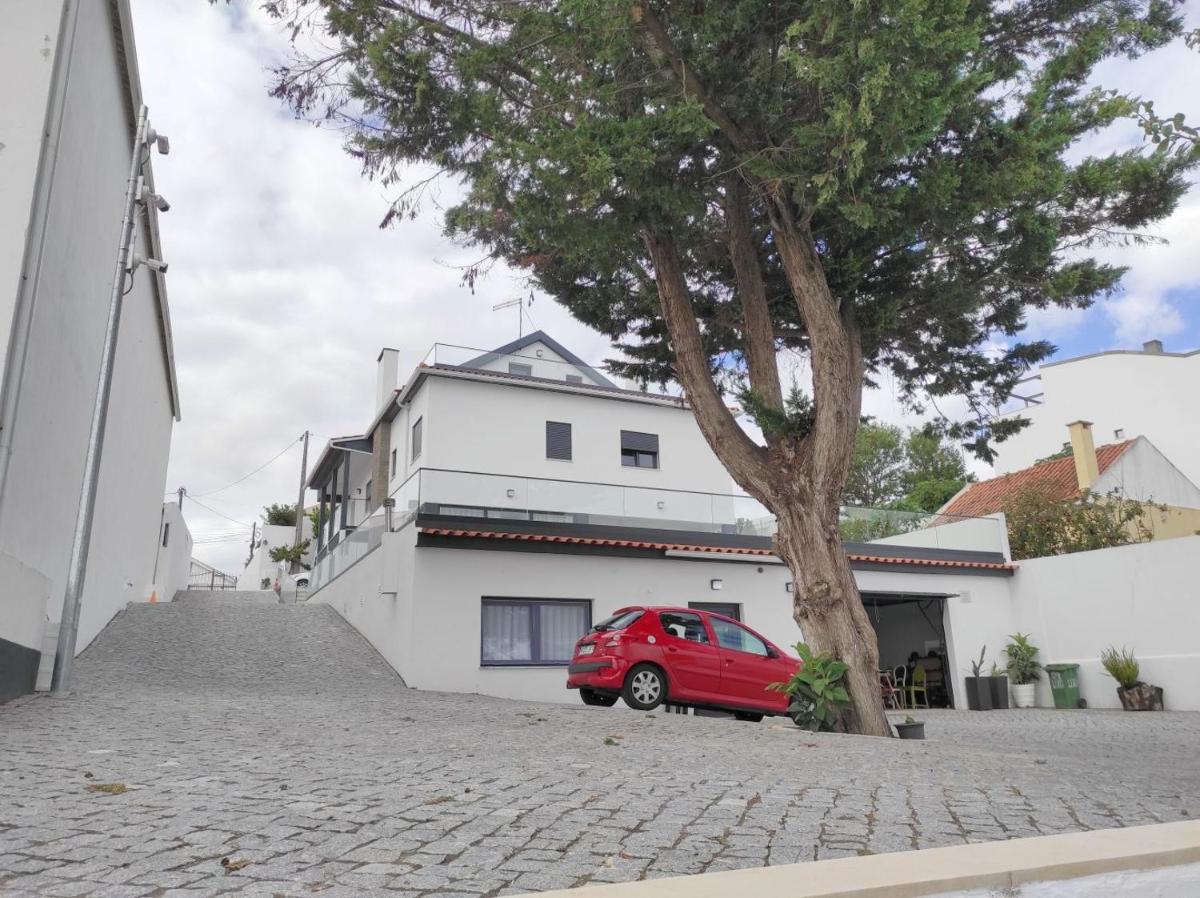 Hall 92 Quartos com WC em moradia com piscina A-das-Lebres Loures - Housity