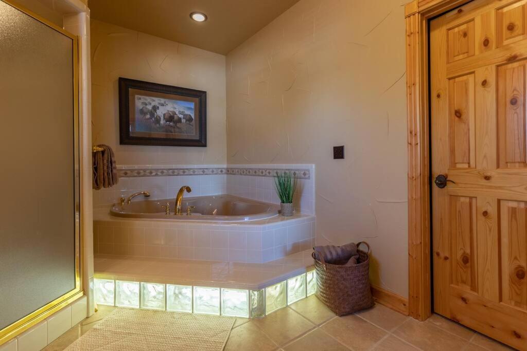 MAJESTIC VIEWS FAMILY LODGE with Large Deck - Housity