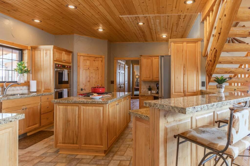 MAJESTIC VIEWS FAMILY LODGE with Large Deck - Housity