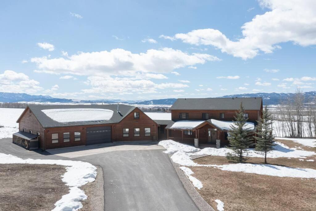 MAJESTIC VIEWS FAMILY LODGE with Large Deck - Housity