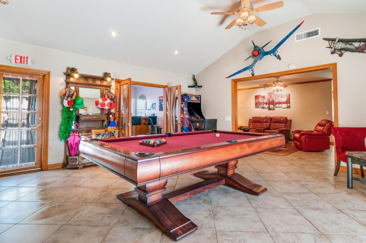 PRIVATE PICKLEBALL, POOL AND PALMS RESORT - Housity