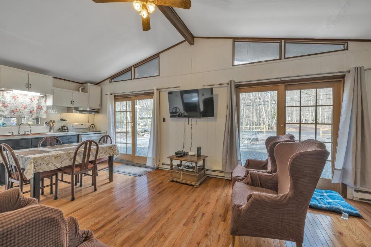 Nostalgic & Cozy Cabin- Steps to Pines Lake! Pet Friendly! cabin - Housity