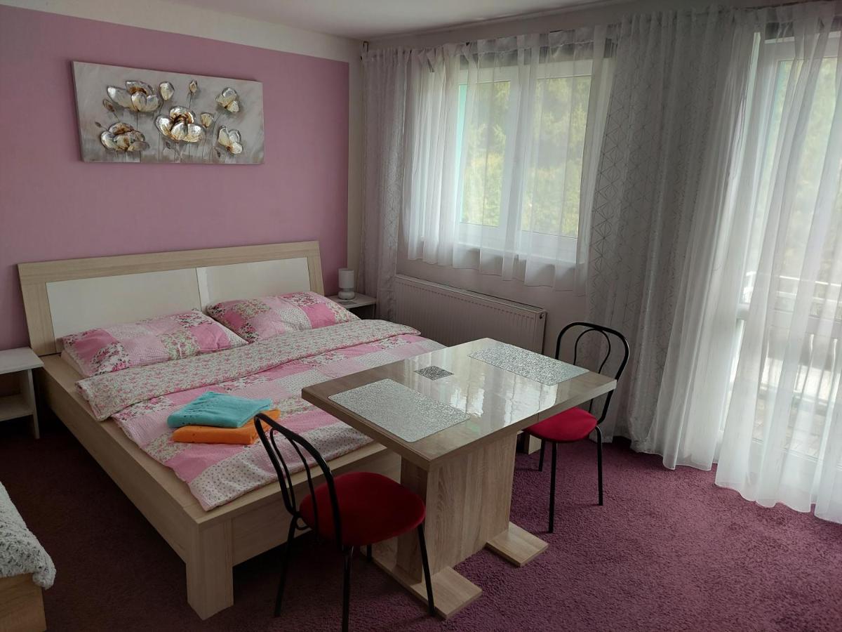 Azalka Penzion - Housity