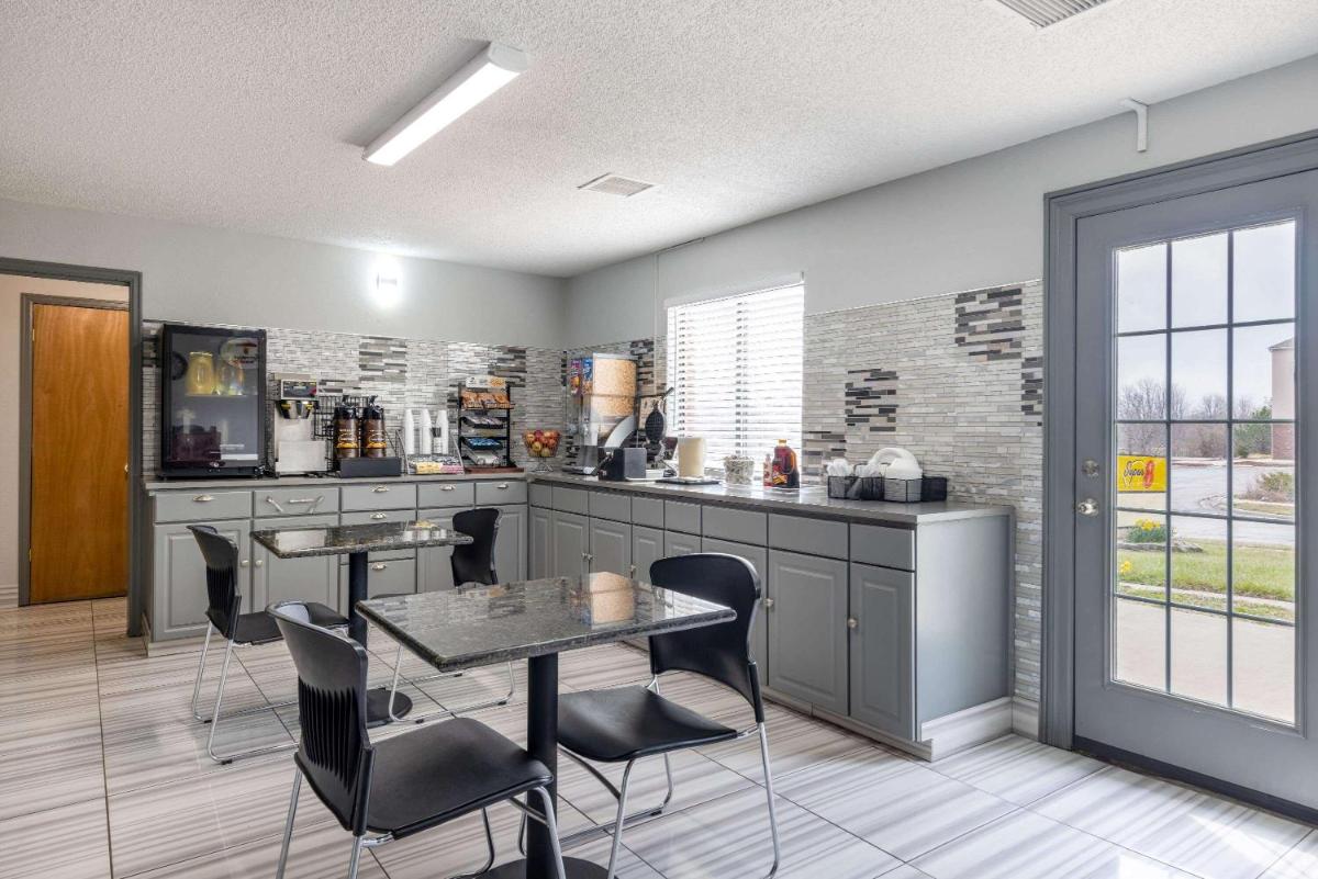 Super 8 by Wyndham Kansas City Airport North - Housity