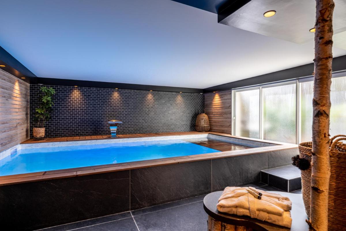 Piscine de l'établissement Le Bailliage Hôtel & Spa ou située à proximité