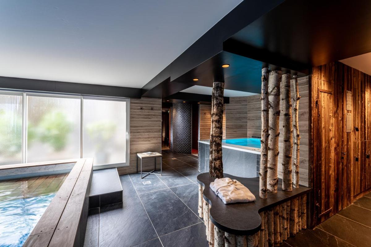 Piscine de l'établissement Le Bailliage Hôtel & Spa ou située à proximité