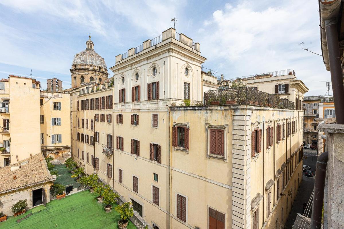Campo de' Fiori Penthouse-Rental in Rome - Housity