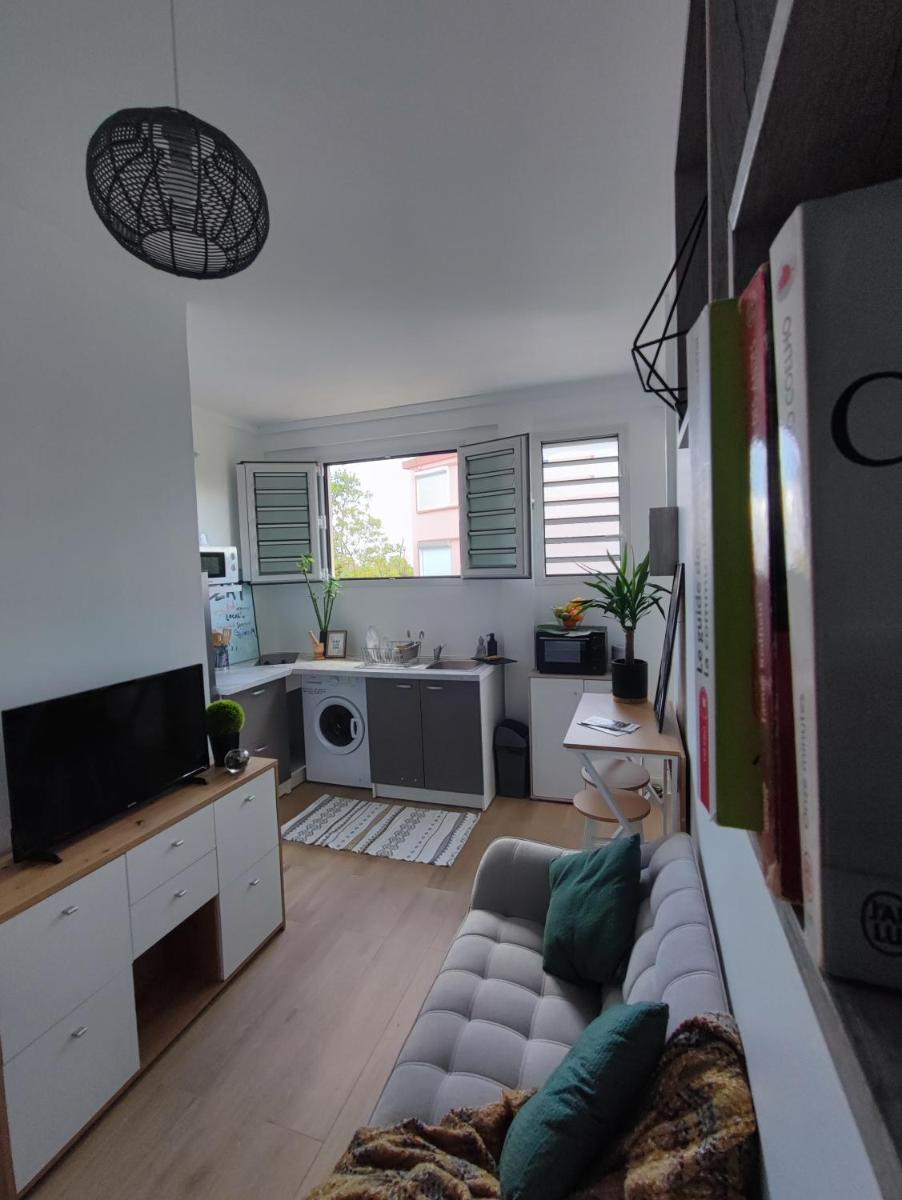 Joli T2 rénové et calme Quartier desrochers à Fort de France - Housity