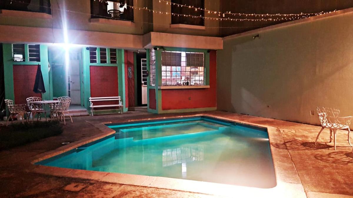 Pool Party House - Housity