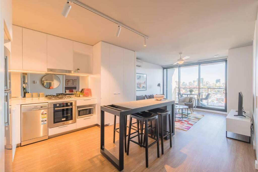 LIMITLESS VIEWS FROM THE TOP// Right in the hills - Housity