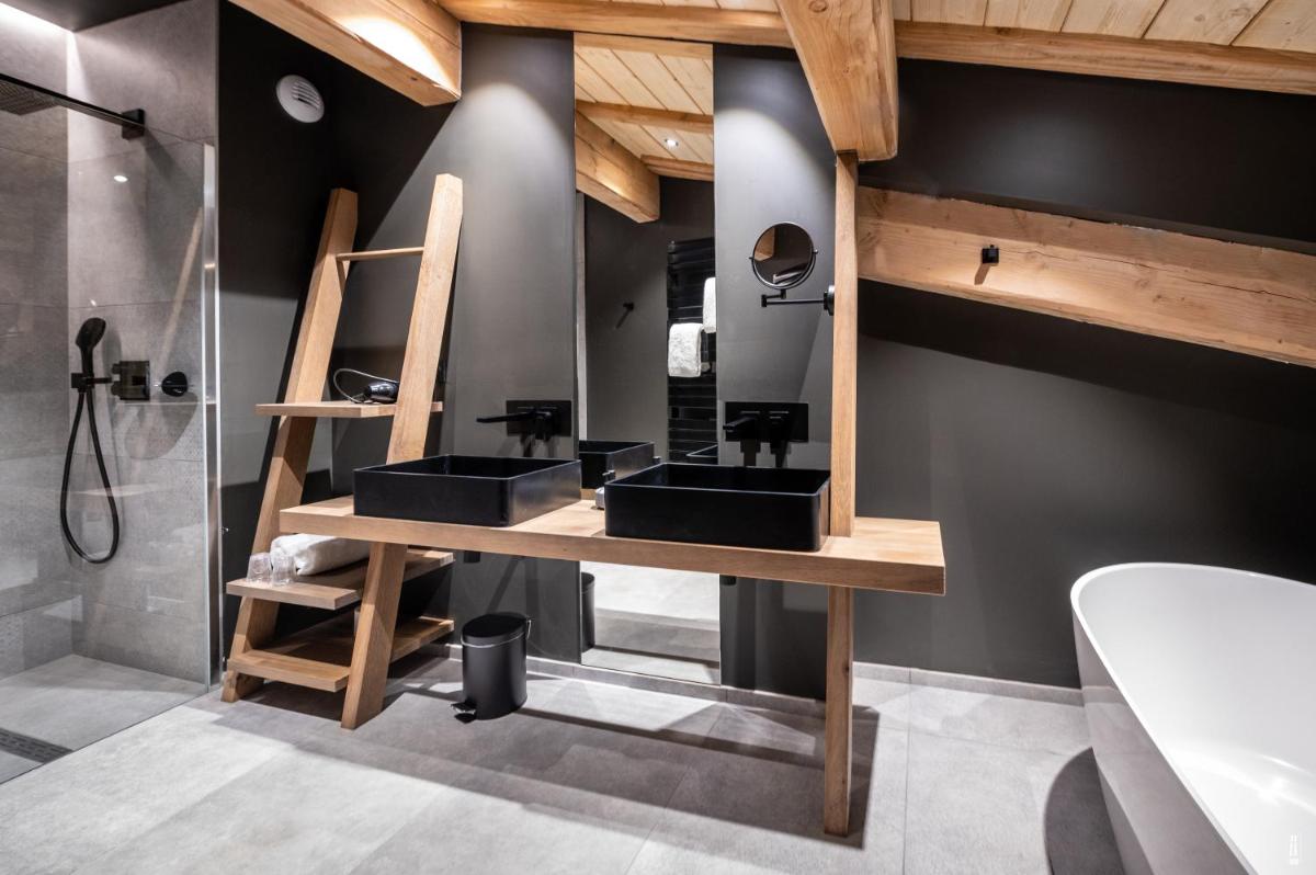 une salle de bains avec trois lavabos et une douche dans l'établissement Chalet Hôtel & Spa Le Collet, à Xonrupt-Longemer