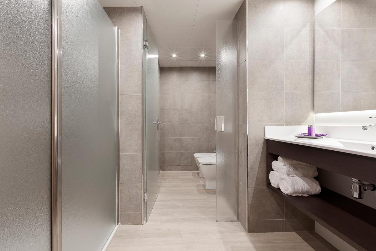 un baño con inodoro y lavabo en Hotel Beverly Park & Spa, en Blanes