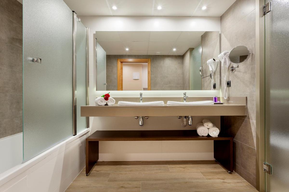 un baño con lavabo y espejo en Hotel Beverly Park & Spa, en Blanes