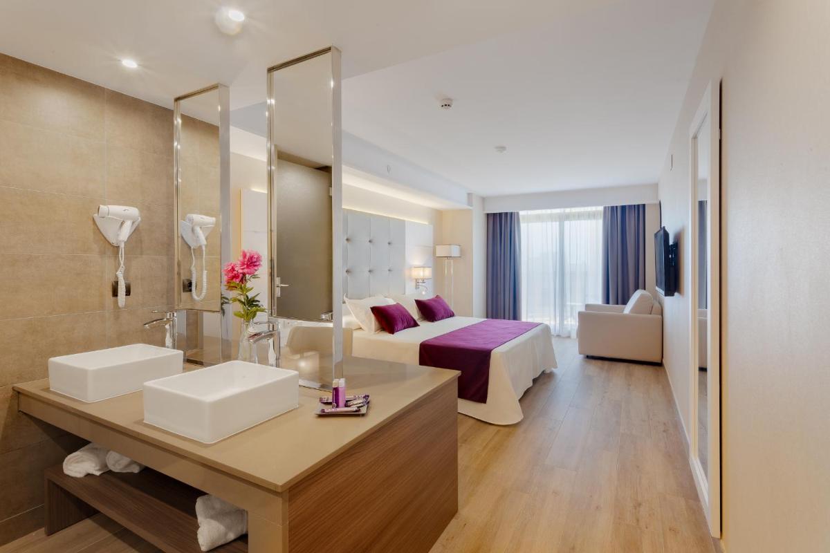 una habitación de hotel con una cama y un baño en Hotel Beverly Park & Spa, en Blanes 18 fotos más