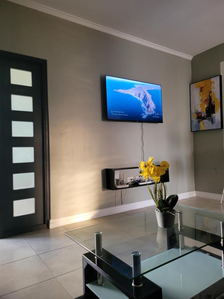 Suitetrails - Odyssey on the 5th - Exquisite Luxury Apt