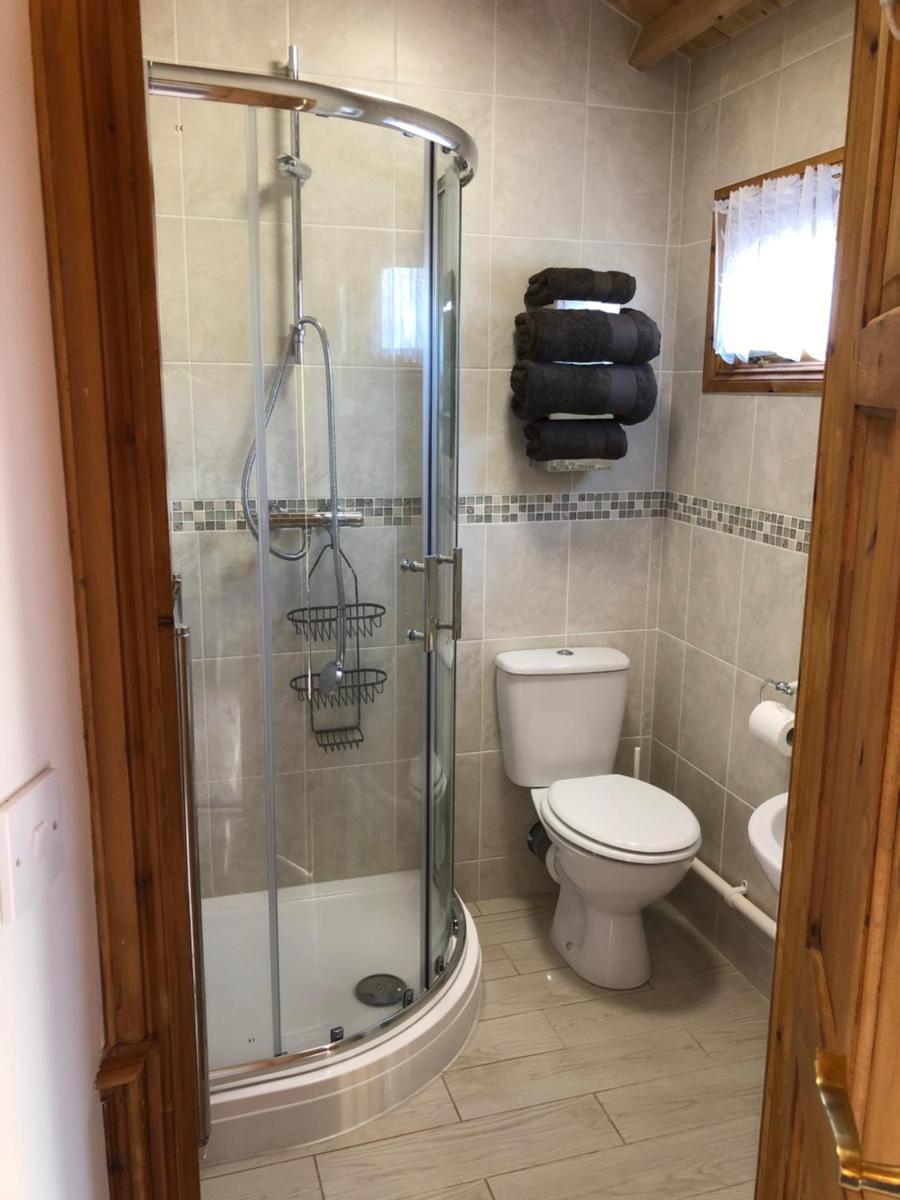 Cosy dog friendly lodge with an outdoor bath on the Isle of Wight - Housity