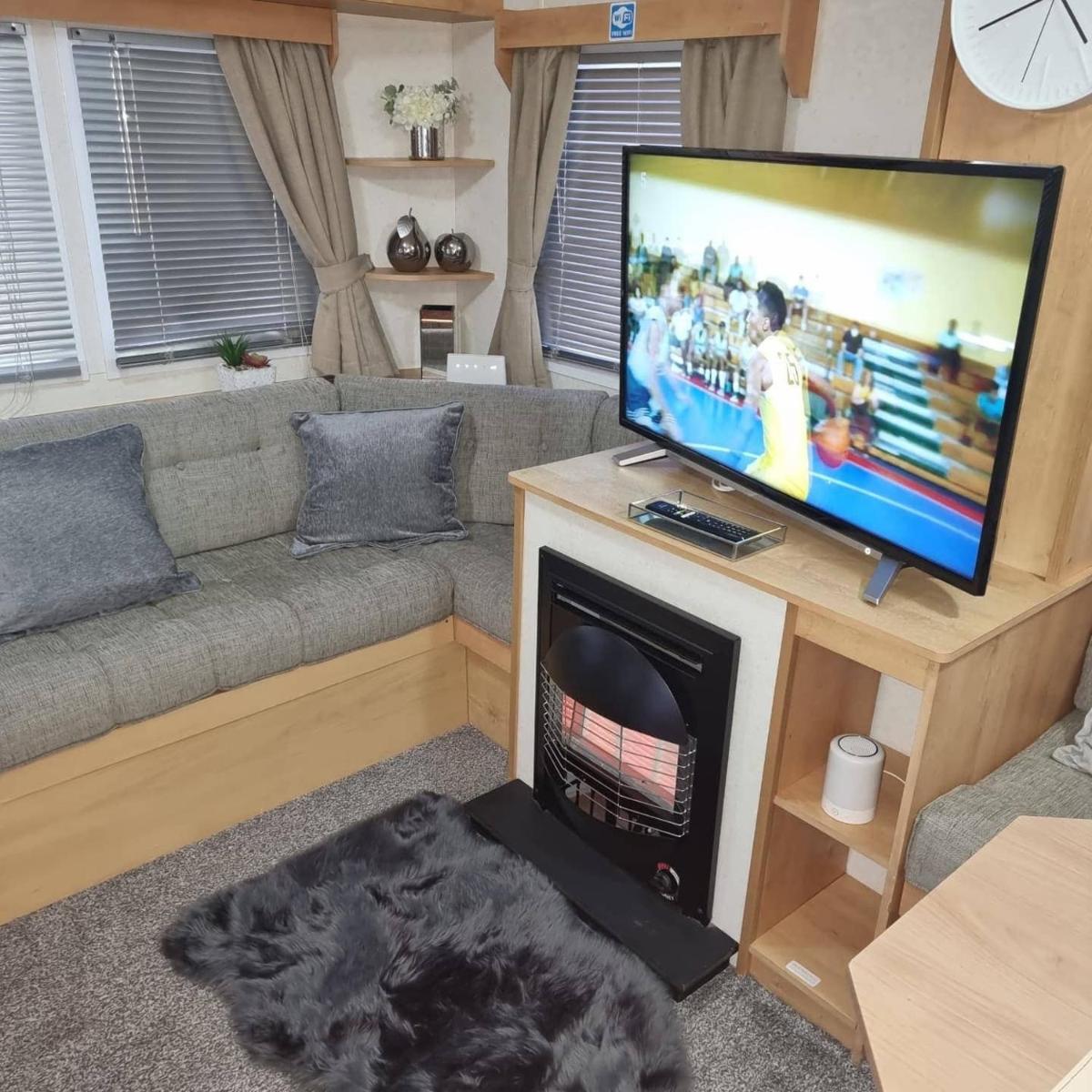 Rob and Lisa caravan - Housity