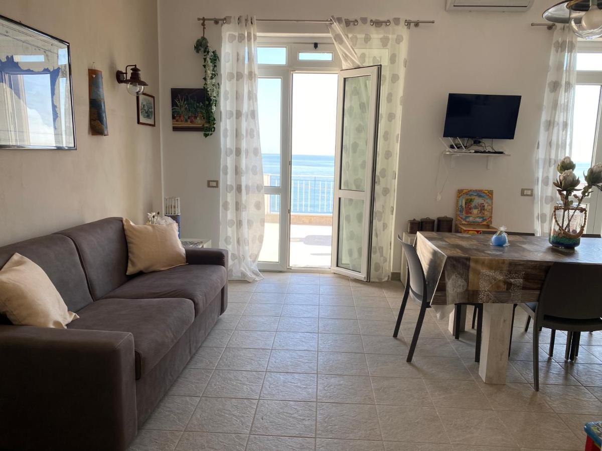 Villa GLORIA intero alloggio sulla spiaggia 8 posti letto 15 minuti da Palermo e 35 da Cefalu - Housity