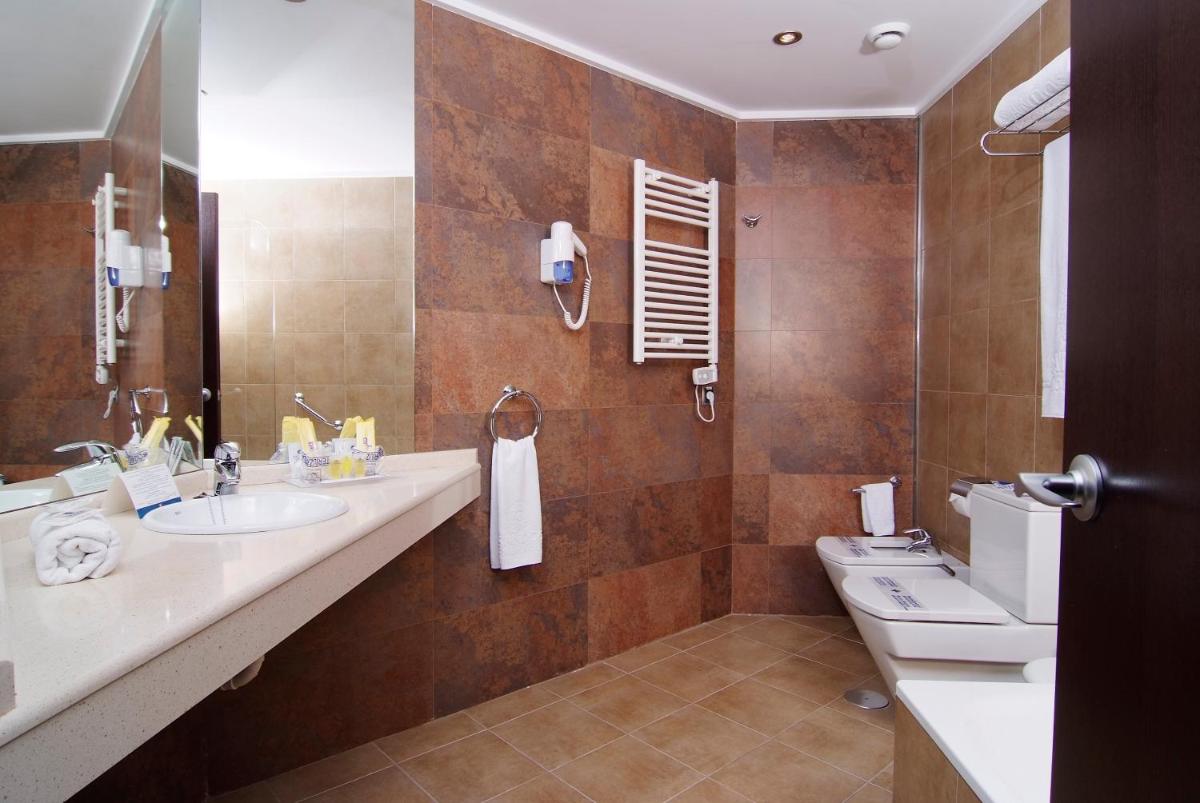 un baño con lavabo e inodoro en Sandos Monaco - Adults Only, en Benidorm