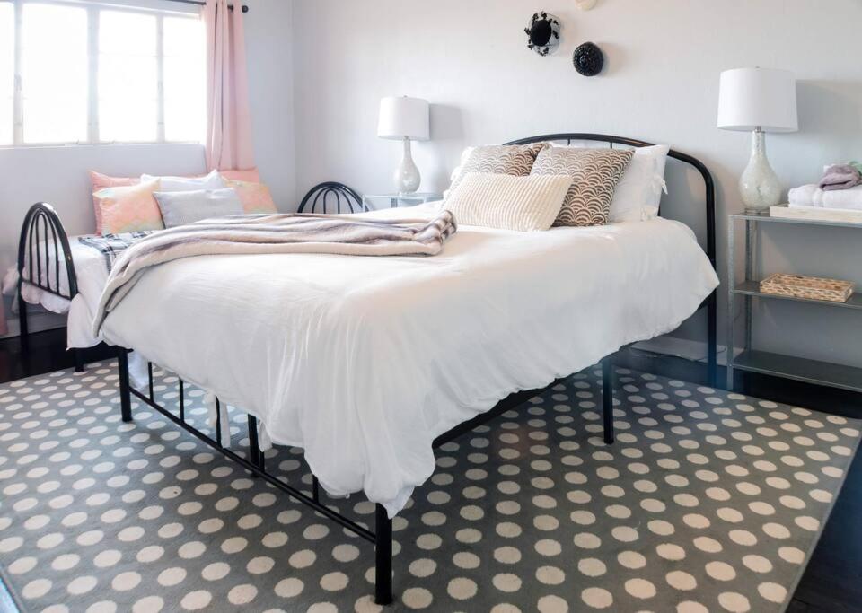 The Geode: Sparkling 3BR near City Center Sleeps 8 - Housity