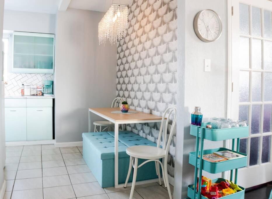 The Geode: Sparkling 3BR near City Center Sleeps 8 - Housity